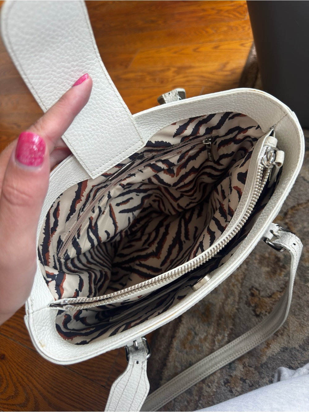 Maxx New York Y2K Black and White Bucket Tote Bag - Picture 5 of 5